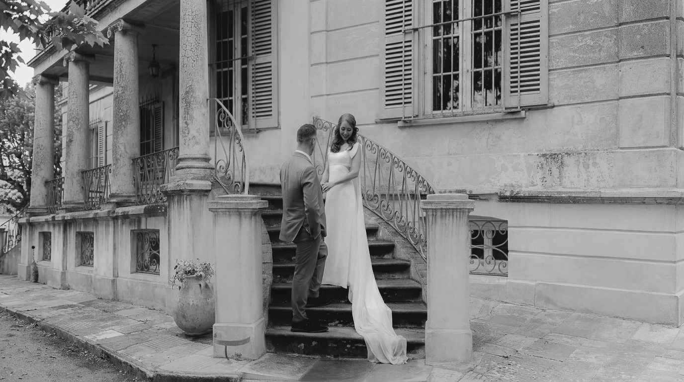 Un couple de mariés sur l'escalier d'une villa corse